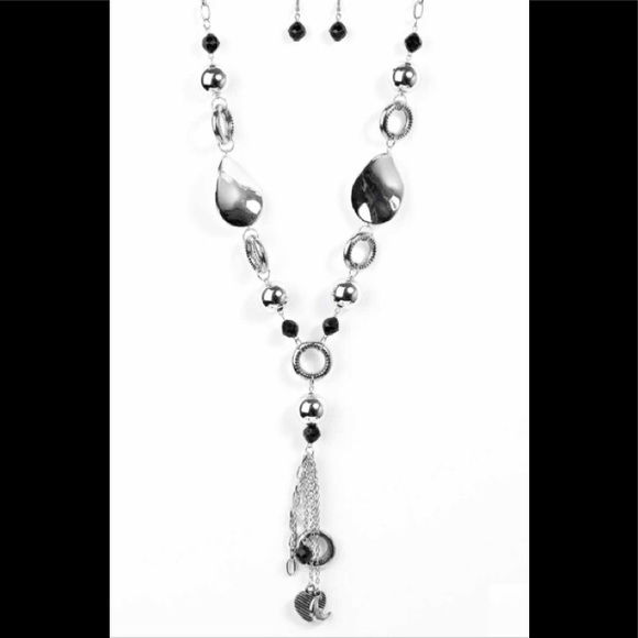 Black and silver necklace with matching earrings - Picture 1 of 3